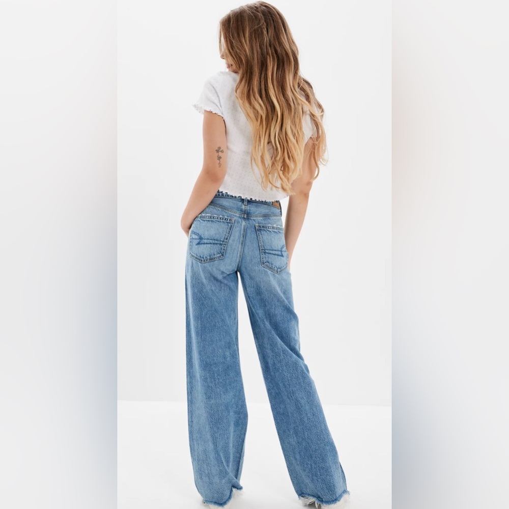 American Eagle Super High-Waisted Baggy Wide-Leg Jeans — Size 4R - Picture 2 of 7